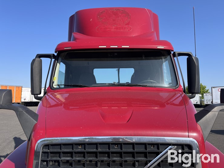 2016-volvo-truck-tractor-image-11
