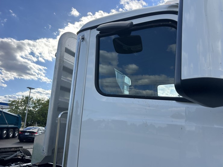 #1672-•-2024-peterbilt-day-cab-truck-tractor-image-22