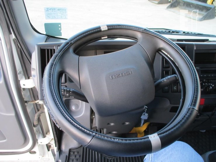 2022-isuzu-nrr-image-11