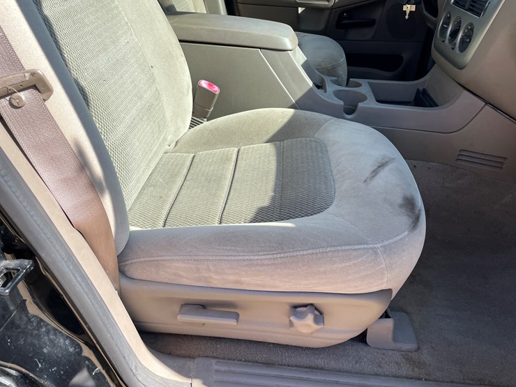2004-ford-explorer-image-53