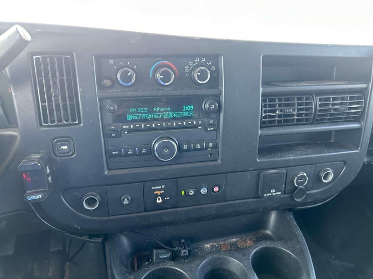 2019-chevrolet-express-2500-cargo-van-image-14