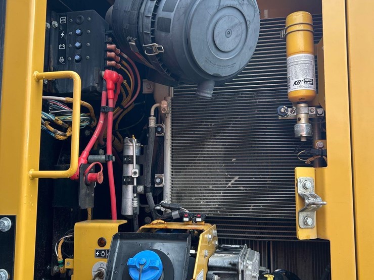 2016-caterpillar-325fl-image-18