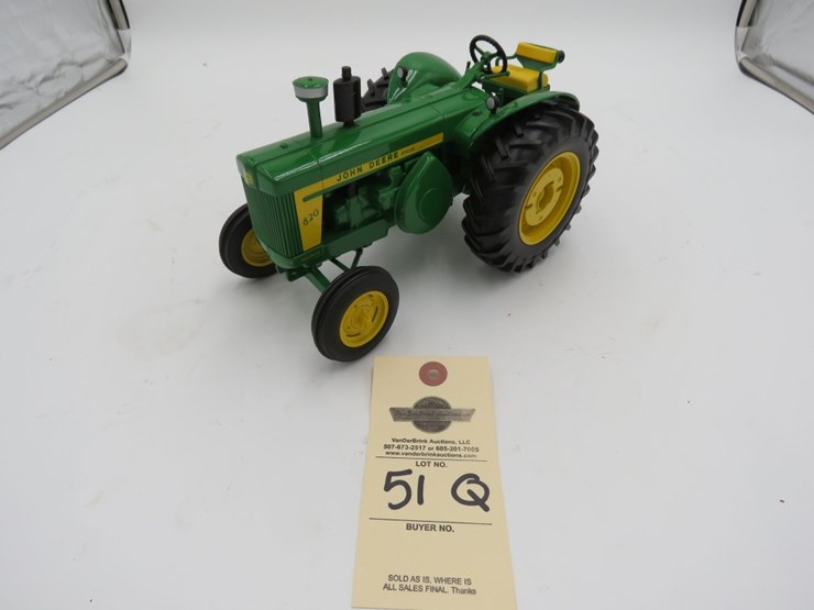 ertl-1/16th-scale-john-deere-820-toy-tractor-image-4