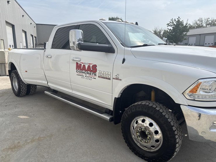 2017-dodge-ram-3500-image-11