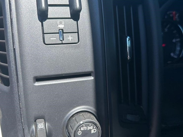 2023-chevrolet-silverado-6500hd-image-32