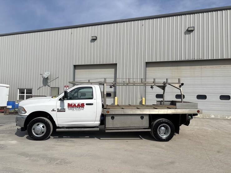 2016-dodge-ram-3500-image-2