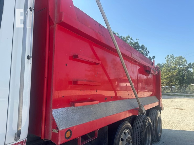 2019-peterbilt-567-image-25