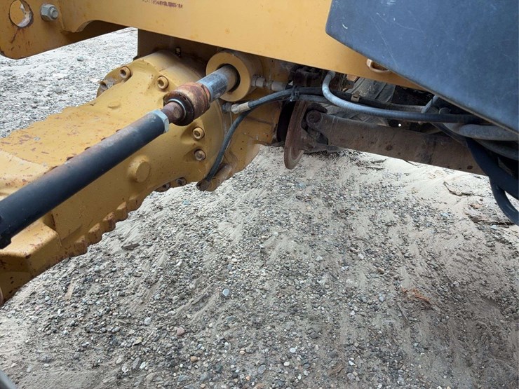 2004-caterpillar-th560b-image-25