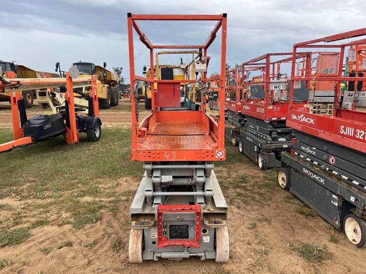 jlg-scissorlift-image-6