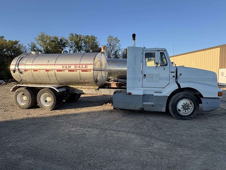1989-international-8300-water-truck,-cummins-350,-10-speed,-tandem-axle,-246”-wb,-lopro-22.5-on-stee-image-2