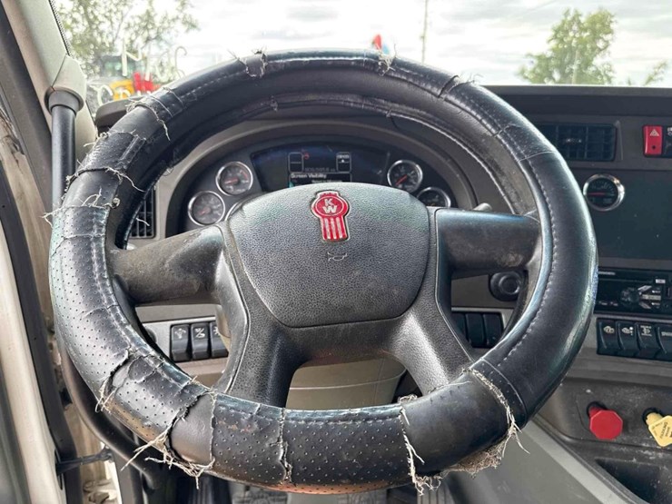 2014-kenworth-t680-image-26