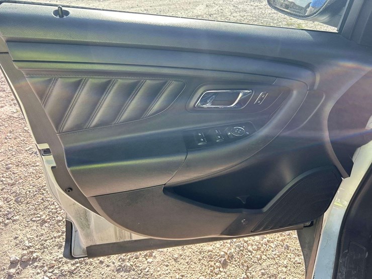 2015-ford-taurus-awd-sedan-image-11