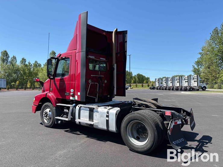 2016-volvo-vnm42t-truck-tractor-image-7