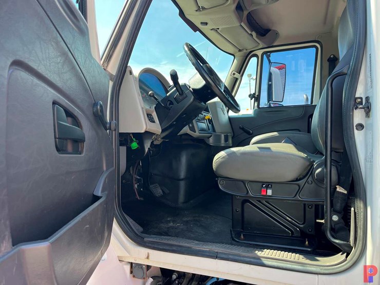 2018-international-durastar-4300-image-9