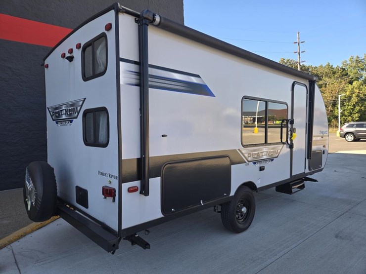 #1712-•-2020-forest-river-platinum-salem-fsx-camper-image-3