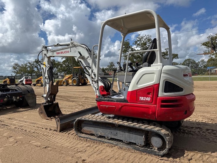 takeuchi-tb240-image-8