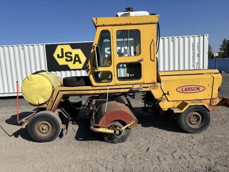 larson-6330-broom-sweeper-image-2