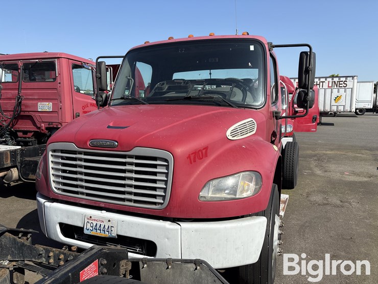 2004-freightliner-m2106-truck-tractor-image-2