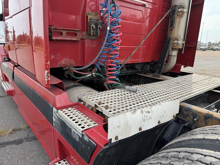 #1097-•-2006-volvo-ve-d12-sleeper-cab-truck-tractor-image-20