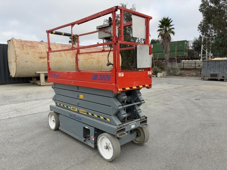 skyjack-sj-3226-scissor-lift-image-2