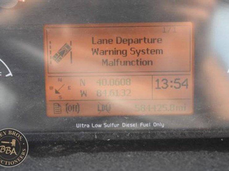 2015-volvo-vnm64t200-image-40
