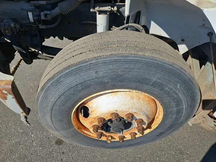 2003-freightliner-fl70-image-12