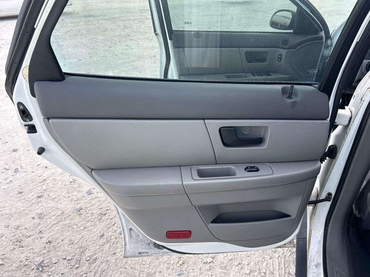 2006-ford-taurus-se-sedan-image-18