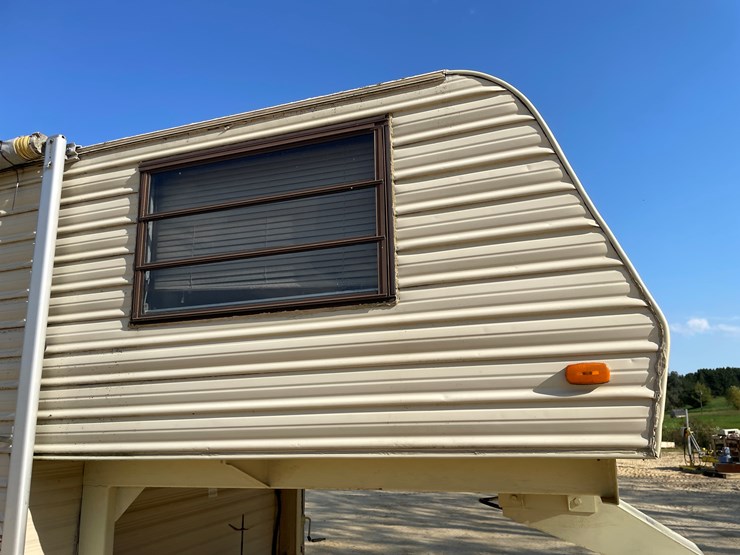 #1900-•-1989-companion-gooseneck-camper-(has-wi-title)-image-17