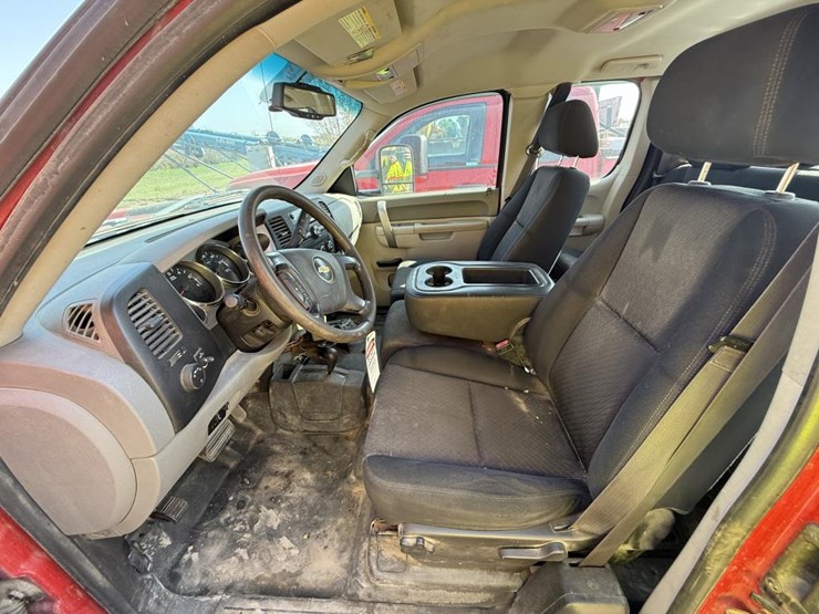 #2141-•-2013-chevrolet-silverado-2500hd-4x4-pickup-truck-image-21