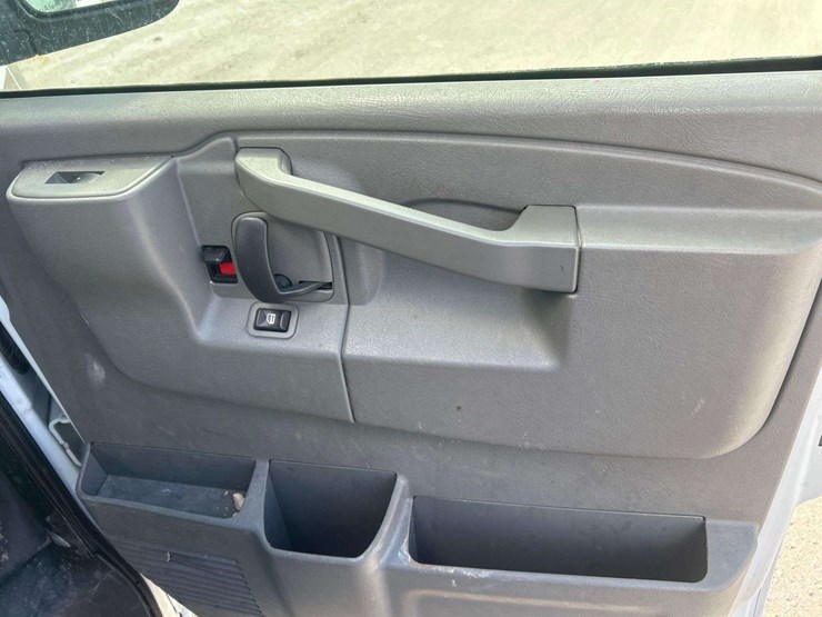 2019-chevrolet-express-2500-cargo-van-image-19