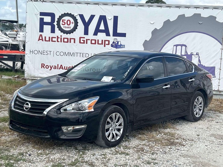 2015-nissan-altima-sedan-image-1