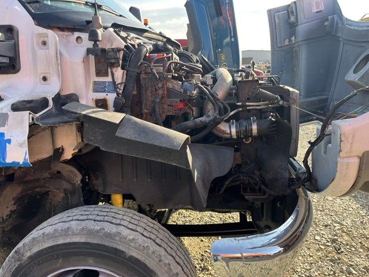 2005-gmc-5500-image-38