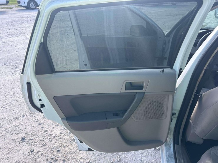 2008-ford-focus-sel-sedan-image-18