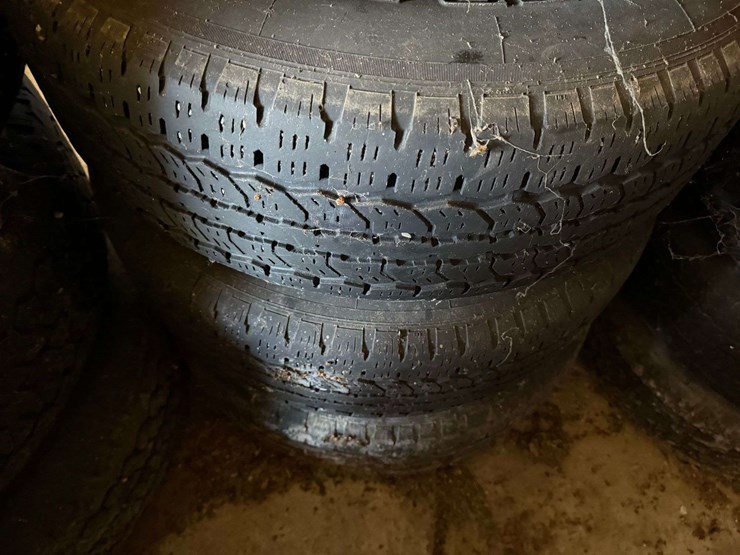 255/70r17-tires-on-6-bolt-aluminum-rims-image-6