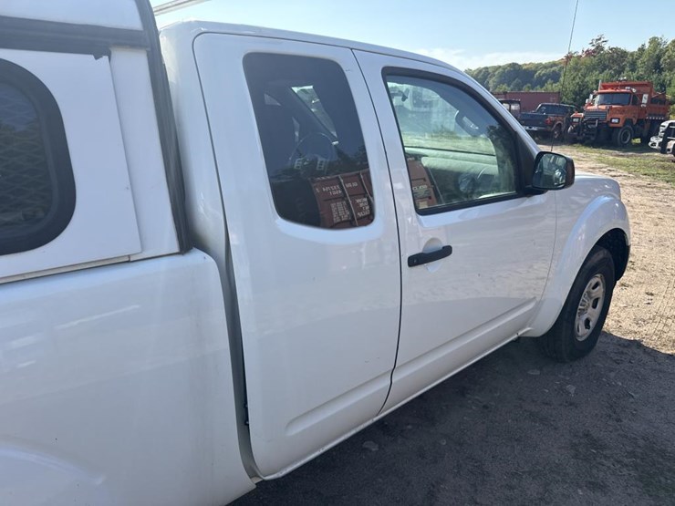 #2906-•-2017-nissan-pickup-truck-image-17