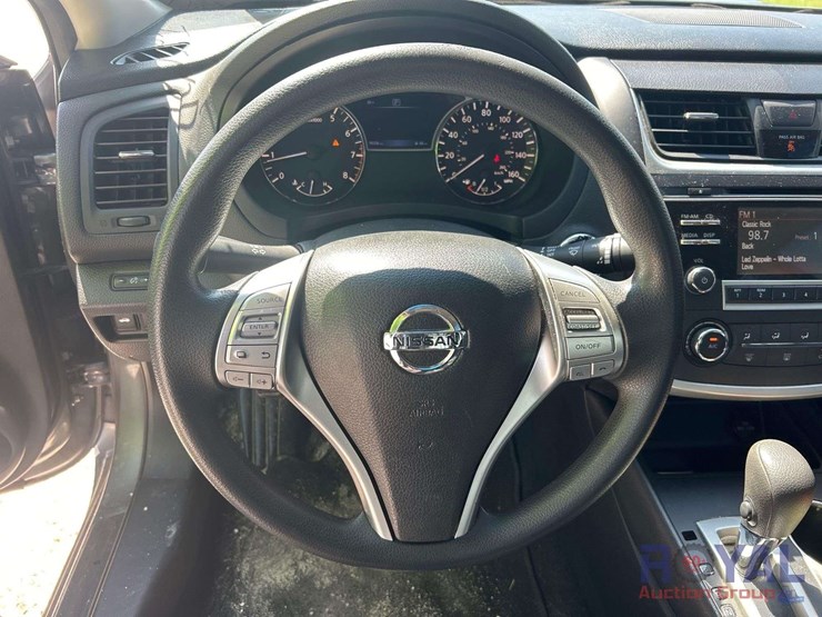 2016-nissan-altima-2.5-sedan-image-11