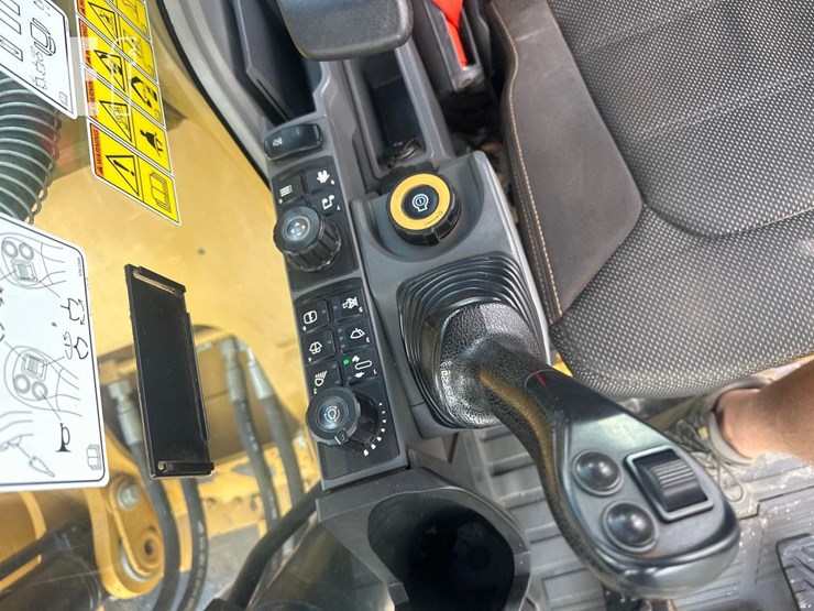 2019-caterpillar-320-image-26