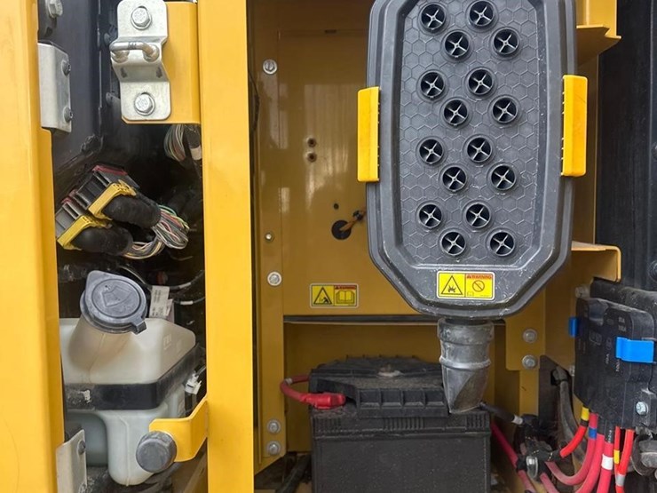 2019-caterpillar-320-image-21