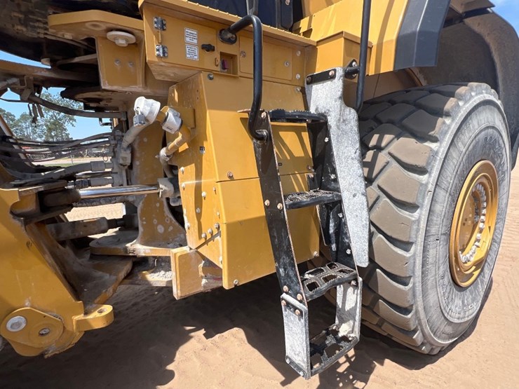 2022-caterpillar-980-image-12