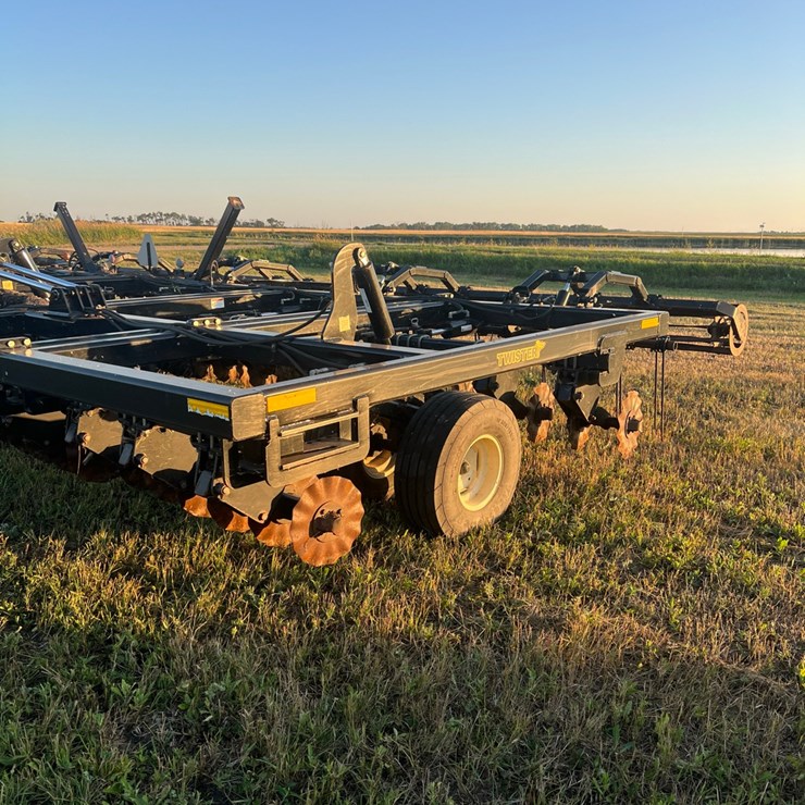 Mandako model T4030 vertical tillage