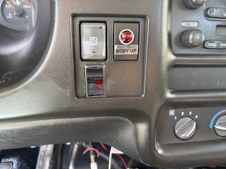 #5081-•-2005-gmc-c4500-4x4-single-axle-dump-truck-image-35