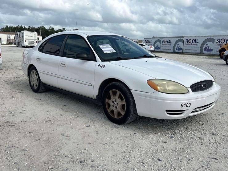 2006-ford-taurus-se-sedan-image-2