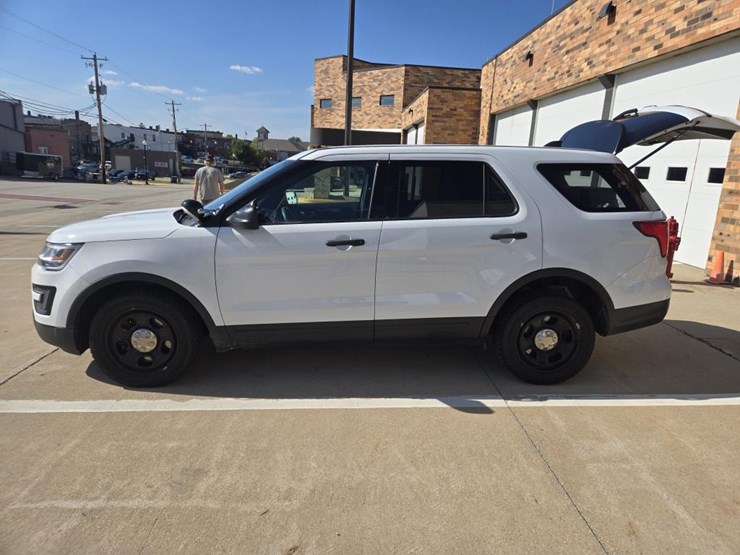 #1825-•-2019-ford-police-interceptor-suv-image-2