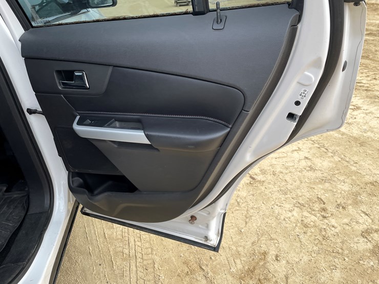 2011-ford-edge-image-40