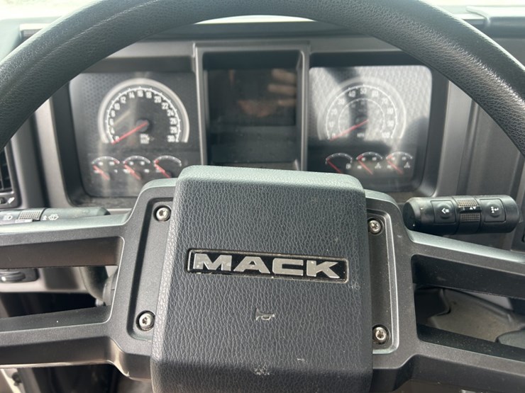 #1655-•-2021-mack-md-series-flatbed-truck-image-32