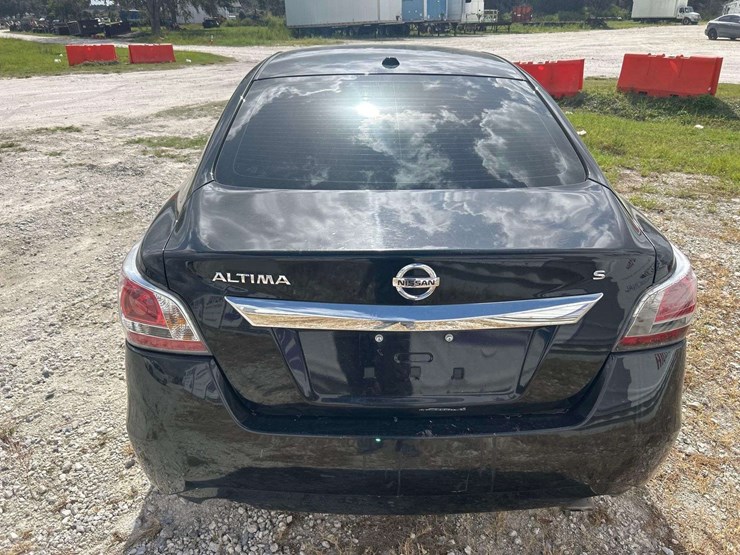 2015-nissan-altima-sedan-image-21