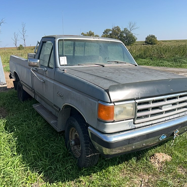 1987 Ford XLT half ton Lariat four-wheel-drive pick up, six cylinder gas, lockouts, believed to run, didn’t try starting it
