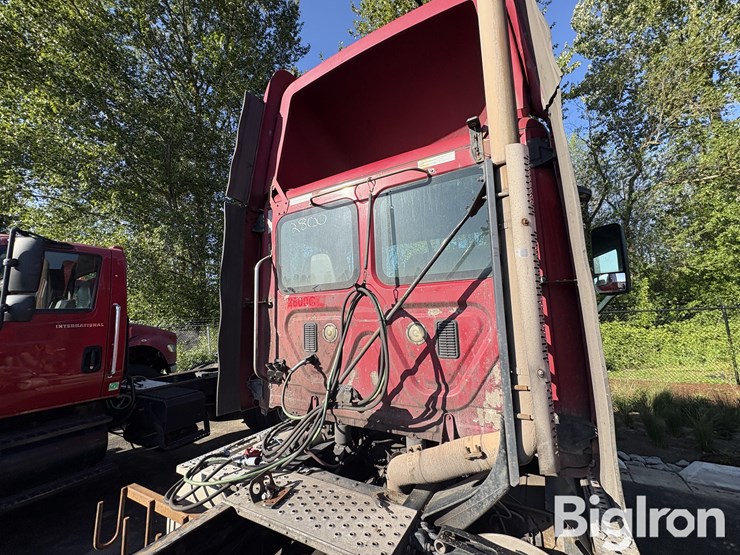 2016-freightliner-ca113dc-truck-tractor-image-19