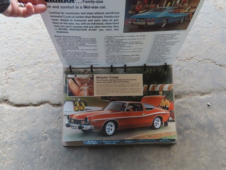 amc-jeep-dealership-display-books-1976-image-14