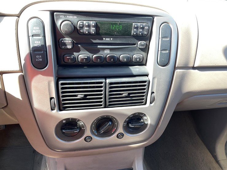 2004-ford-explorer-image-60